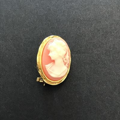 Vintage gold tone, cameo, lapel pin
