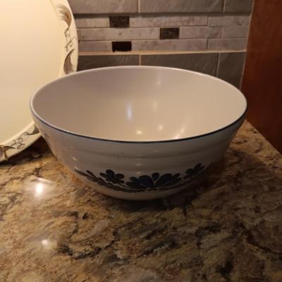 LAZY SUSAN CHIP AND DIP, 3 PFALTGRAFF NESTING BOWLS AND A WOODEN SERVING TRAY