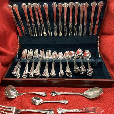 Sale Photo Thumbnail #633: Made in China  
16 knives, 16 dinner forks, 13 salad forks, 16 teaspoons, 16 soup spoons, 
1 serving spoon, 1 serving fork, 1 small ladle, 1 butter knife, 1 sugar spoon
66 pieces  good condition 
Complete with storage box