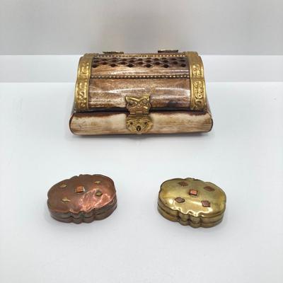LOT 72: Collection of Vintage Trinket / Pill Boxes - Sudha Style, Hand Painted Nippon and More