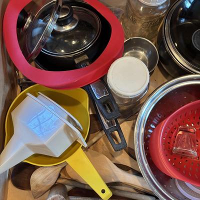 LOT 85: Kitchen Draw Cleanout