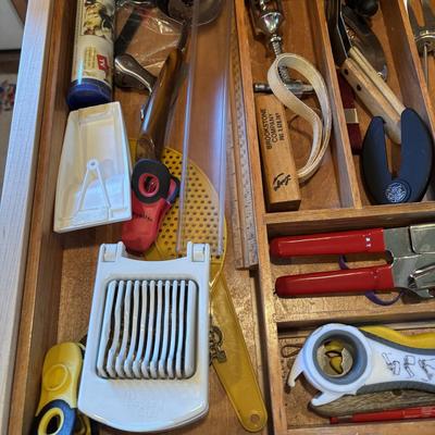 LOT 85: Kitchen Draw Cleanout