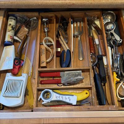 LOT 85: Kitchen Draw Cleanout