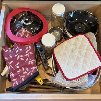 LOT 85: Kitchen Draw Cleanout