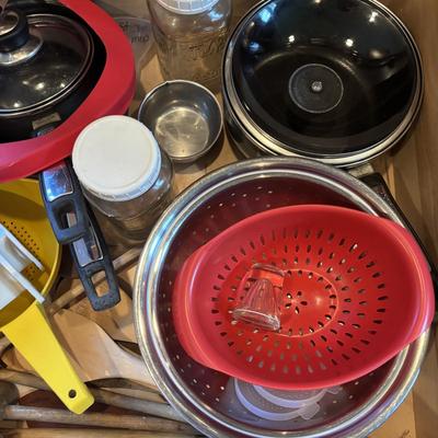 LOT 85: Kitchen Draw Cleanout