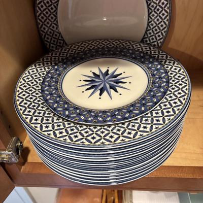 LOT 84: Casual Victoria & Beale Williamsburg 9026 Dinnerware