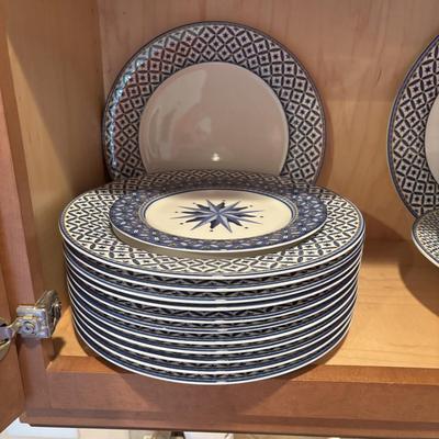 LOT 84: Casual Victoria & Beale Williamsburg 9026 Dinnerware