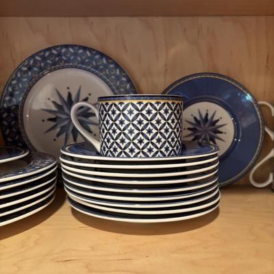 LOT 84: Casual Victoria & Beale Williamsburg 9026 Dinnerware