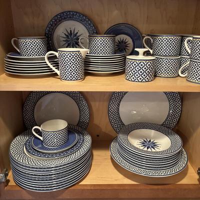 LOT 84: Casual Victoria & Beale Williamsburg 9026 Dinnerware