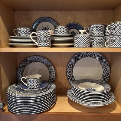 LOT 84: Casual Victoria & Beale Williamsburg 9026 Dinnerware