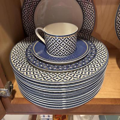 LOT 84: Casual Victoria & Beale Williamsburg 9026 Dinnerware