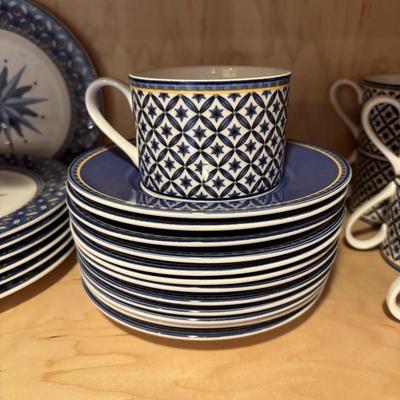 LOT 84: Casual Victoria & Beale Williamsburg 9026 Dinnerware