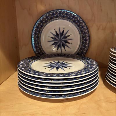 LOT 84: Casual Victoria & Beale Williamsburg 9026 Dinnerware
