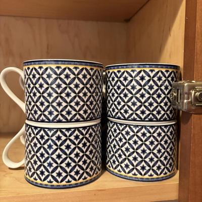 LOT 84: Casual Victoria & Beale Williamsburg 9026 Dinnerware