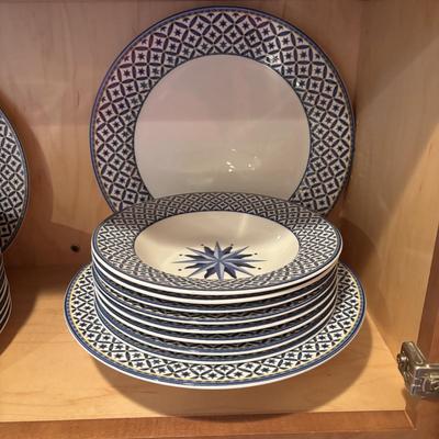 LOT 84: Casual Victoria & Beale Williamsburg 9026 Dinnerware