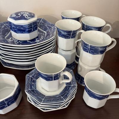 LOT 85: Mikasa Plum Blossoms L6109 Dinnerware