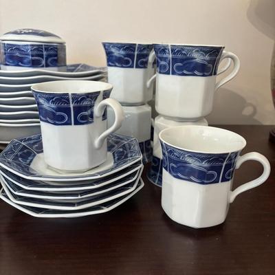 LOT 85: Mikasa Plum Blossoms L6109 Dinnerware