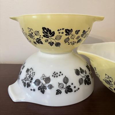 LOT 86: Set of 3 Pyrex Gooseberry Cinderella Bowls