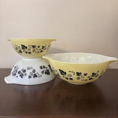LOT 86: Set of 3 Pyrex Gooseberry Cinderella Bowls