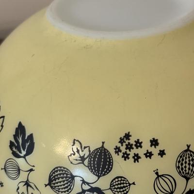 LOT 86: Set of 3 Pyrex Gooseberry Cinderella Bowls
