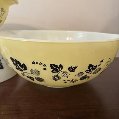 LOT 86: Set of 3 Pyrex Gooseberry Cinderella Bowls