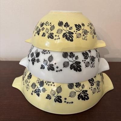 LOT 86: Set of 3 Pyrex Gooseberry Cinderella Bowls
