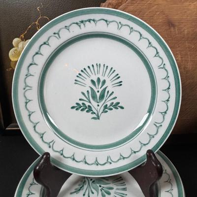LOT 98: Arabia "Green Thistle" Dessert Plate, Finland, Williamsburg Shields Tavern Coffee Mugs, Bennington Vermont Pottery Bowl...