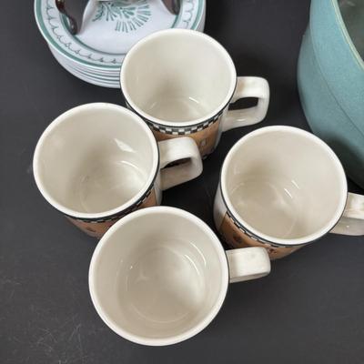 LOT 98: Arabia "Green Thistle" Dessert Plate, Finland, Williamsburg Shields Tavern Coffee Mugs, Bennington Vermont Pottery Bowl...