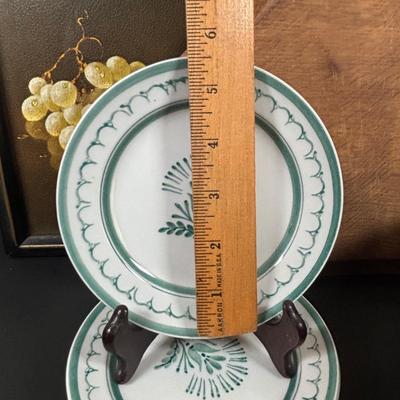 LOT 98: Arabia "Green Thistle" Dessert Plate, Finland, Williamsburg Shields Tavern Coffee Mugs, Bennington Vermont Pottery Bowl...