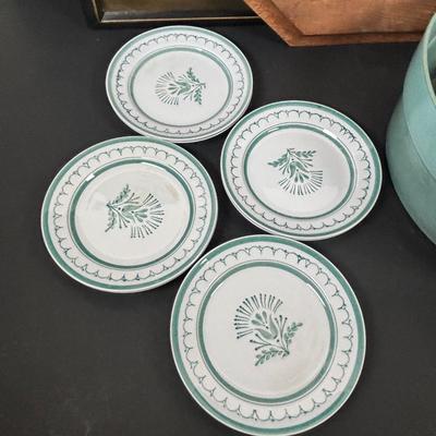 LOT 98: Arabia "Green Thistle" Dessert Plate, Finland, Williamsburg Shields Tavern Coffee Mugs, Bennington Vermont Pottery Bowl...