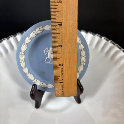 LOT 102: Wedgewood Bonbon Dishes: Coronation of Queen Elizabeth and Duke of Edenborough, Ruffled Milk Glass Silvercrest Style Bowl