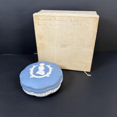 LOT 102: Wedgewood Bonbon Dishes: Coronation of Queen Elizabeth and Duke of Edenborough, Ruffled Milk Glass Silvercrest Style Bowl