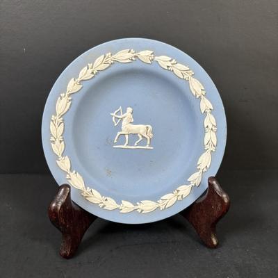 LOT 102: Wedgewood Bonbon Dishes: Coronation of Queen Elizabeth and Duke of Edenborough, Ruffled Milk Glass Silvercrest Style Bowl