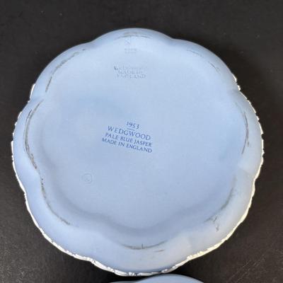 LOT 102: Wedgewood Bonbon Dishes: Coronation of Queen Elizabeth and Duke of Edenborough, Ruffled Milk Glass Silvercrest Style Bowl