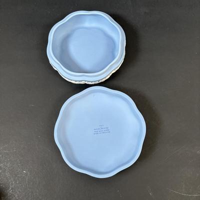 LOT 102: Wedgewood Bonbon Dishes: Coronation of Queen Elizabeth and Duke of Edenborough, Ruffled Milk Glass Silvercrest Style Bowl