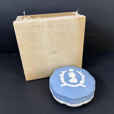 LOT 102: Wedgewood Bonbon Dishes: Coronation of Queen Elizabeth and Duke of Edenborough, Ruffled Milk Glass Silvercrest Style Bowl