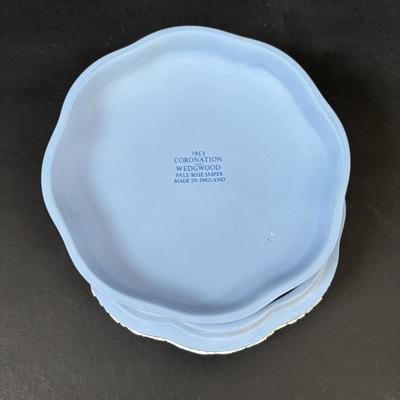 LOT 102: Wedgewood Bonbon Dishes: Coronation of Queen Elizabeth and Duke of Edenborough, Ruffled Milk Glass Silvercrest Style Bowl