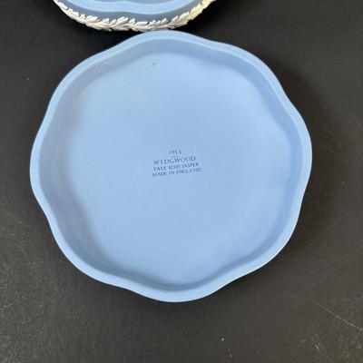 LOT 102: Wedgewood Bonbon Dishes: Coronation of Queen Elizabeth and Duke of Edenborough, Ruffled Milk Glass Silvercrest Style Bowl