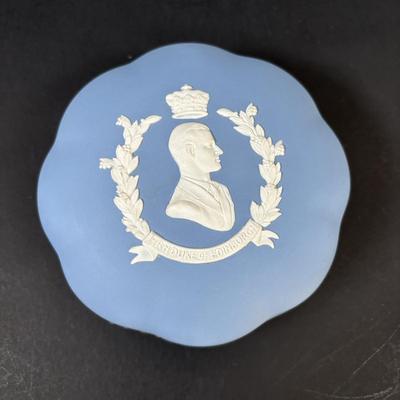 LOT 102: Wedgewood Bonbon Dishes: Coronation of Queen Elizabeth and Duke of Edenborough, Ruffled Milk Glass Silvercrest Style Bowl