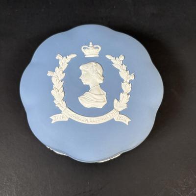 LOT 102: Wedgewood Bonbon Dishes: Coronation of Queen Elizabeth and Duke of Edenborough, Ruffled Milk Glass Silvercrest Style Bowl