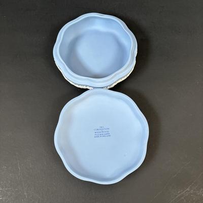 LOT 102: Wedgewood Bonbon Dishes: Coronation of Queen Elizabeth and Duke of Edenborough, Ruffled Milk Glass Silvercrest Style Bowl