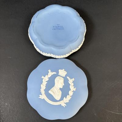 LOT 102: Wedgewood Bonbon Dishes: Coronation of Queen Elizabeth and Duke of Edenborough, Ruffled Milk Glass Silvercrest Style Bowl