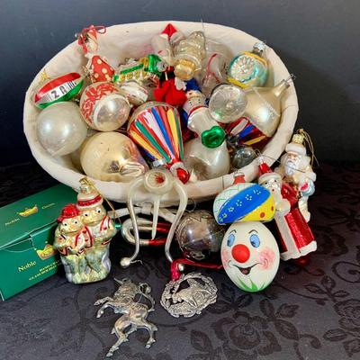 LOT 146: Assortment of Vintage Christmas Glass Bulbs Featuring De Carlini Clown and Kurt Adler Frog Ormantent