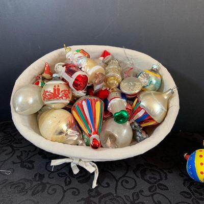 LOT 146: Assortment of Vintage Christmas Glass Bulbs Featuring De Carlini Clown and Kurt Adler Frog Ormantent