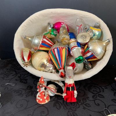 LOT 146: Assortment of Vintage Christmas Glass Bulbs Featuring De Carlini Clown and Kurt Adler Frog Ormantent
