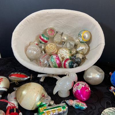 LOT 146: Assortment of Vintage Christmas Glass Bulbs Featuring De Carlini Clown and Kurt Adler Frog Ormantent