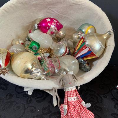 LOT 146: Assortment of Vintage Christmas Glass Bulbs Featuring De Carlini Clown and Kurt Adler Frog Ormantent