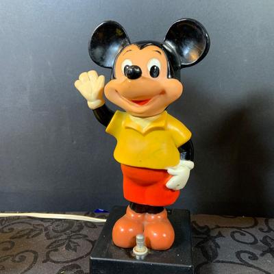 LOT 154: Vintage Mickey Mouse and Donald Duck Bubble Lights and Plastic Bowl and Cup