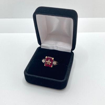 LOT 171: MB Gold Eastern Star with Red Stone Ring - 10KT, TW 2.91g, Sz 8