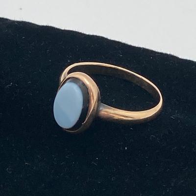 LOT 174: Gold with Oval Agate Stone Ring - 14KT, TW 1.74g, Sz 4.5